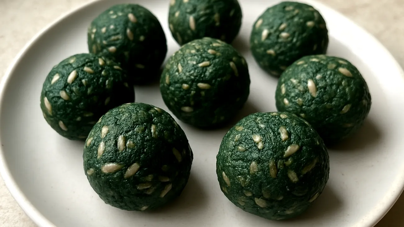 Boules d'énergie aux dattes, graines de tournesol et spiruline"