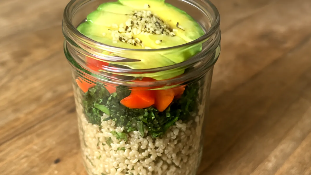 Salade de quinoa aux graines de chanvre et avocat en pot Mason"