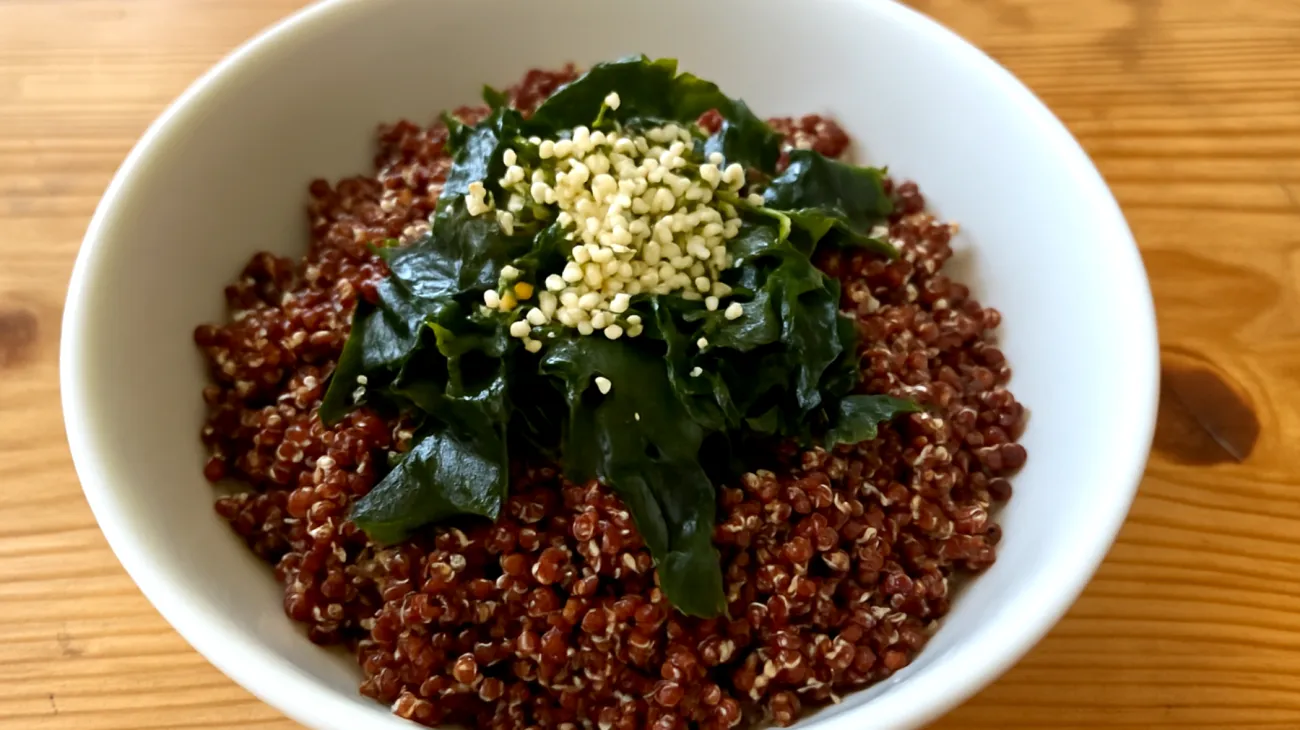 Salade de quinoa rouge aux graines de chanvre et algue wakamé"
