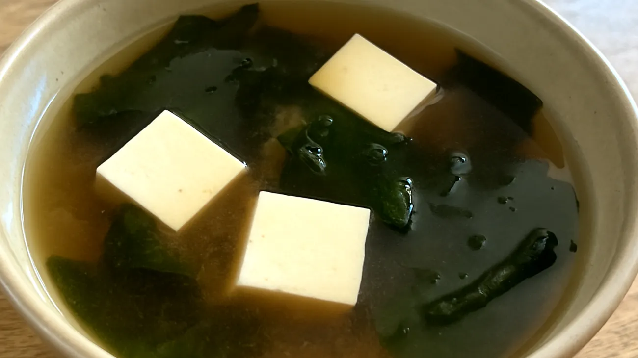 Soupe de miso aux algues wakame et tofu soyeux"